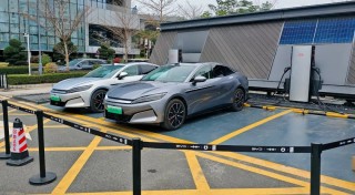 比亚迪超级e平台充电速度实测：5分钟续航400公里，加速3秒，你心动了吗？
